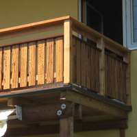 schlichtes Balkongel&auml;nder aus Affenholz